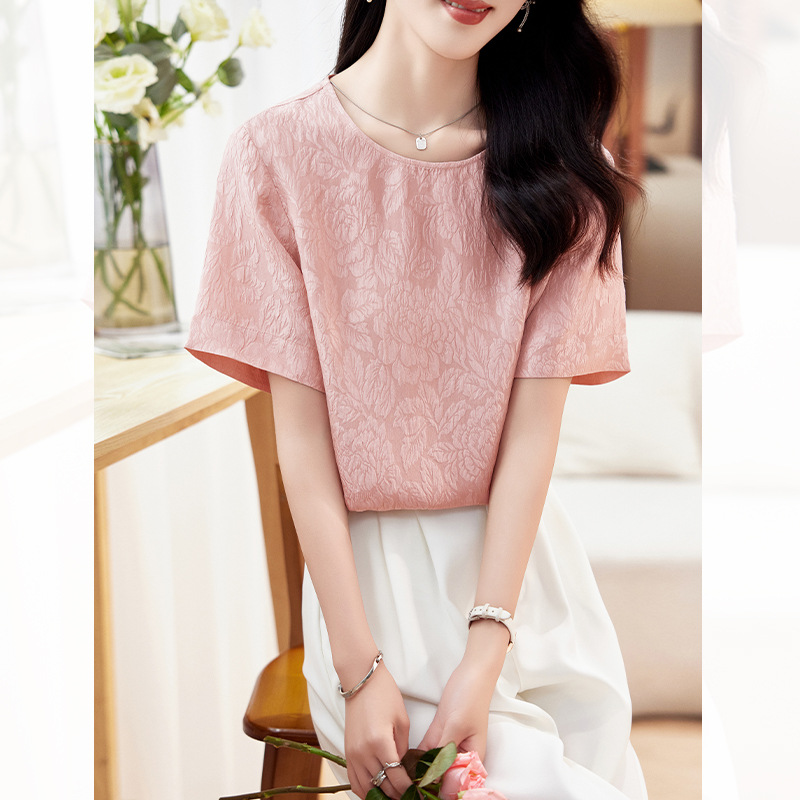 Silk solid color T-shirt with a round collar