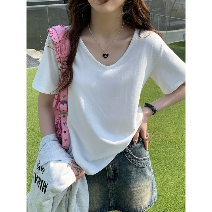 白いU襟の肩の半袖のtシャツの女性の夏の2025新型のゆったりした純色の底のシャツの中にギャルの上着を掛けます。|undefined