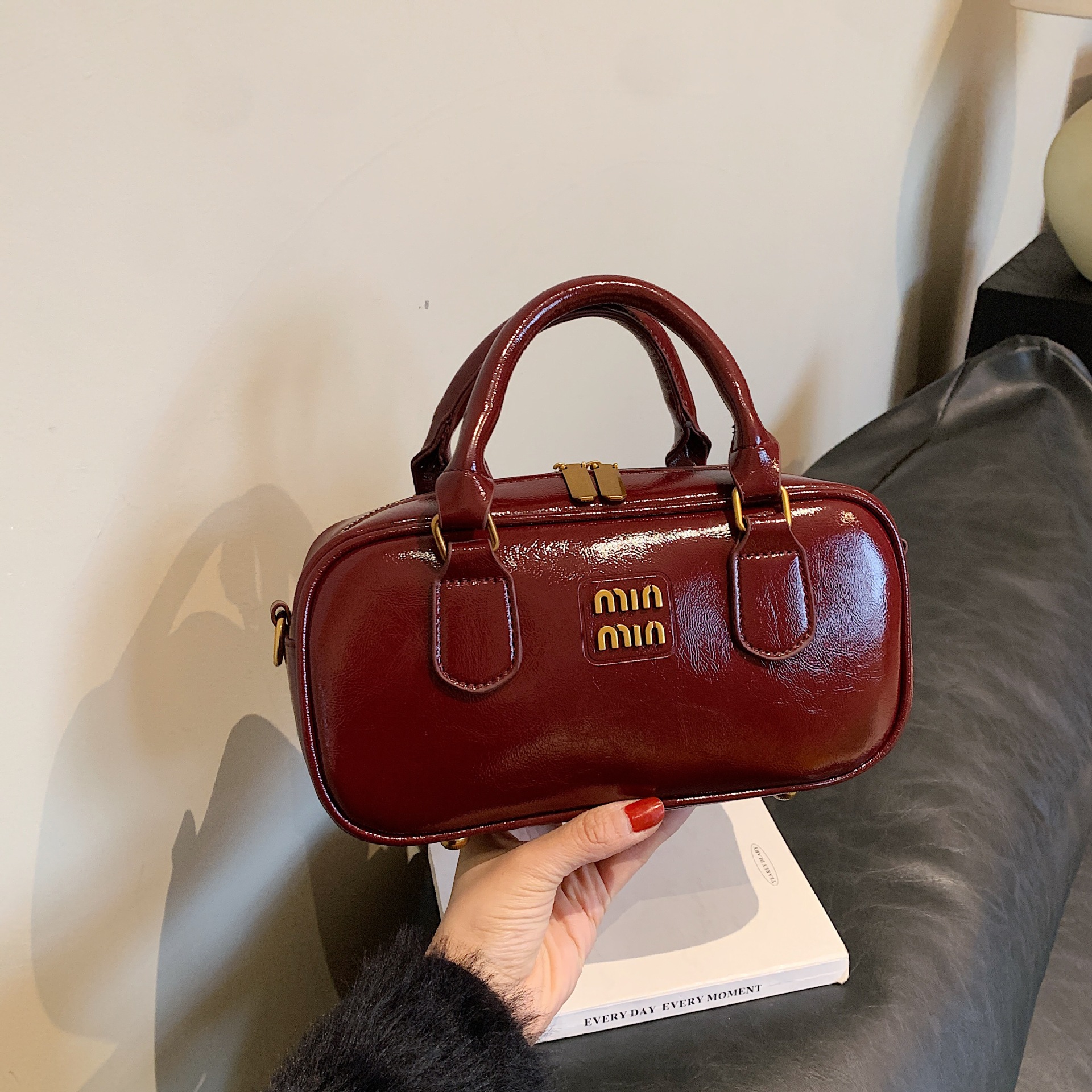 跨境简约mi.u小方包2024外贸洋气百搭斜挎包小众复古手提保龄球包