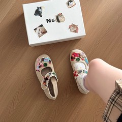 かわいい少女の心の浅い靴の女性2025年の春の夏の新型の平底のマジックは1足の学院の風を踏んで貼ります。
