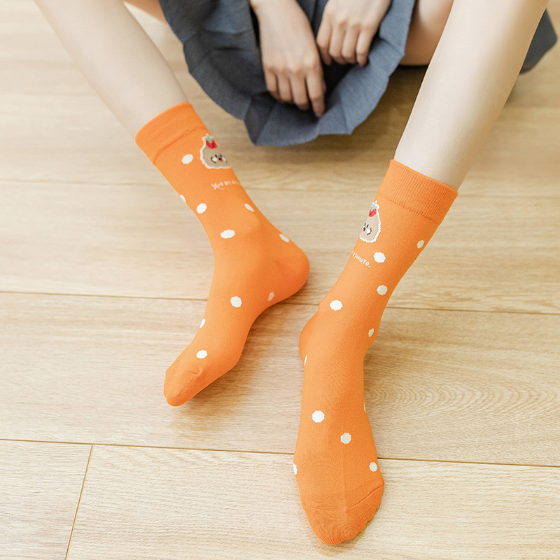 Calcetines de algodón de color puro de las mujeres de la mitad de la pantorrilla de dibujos animados lindo oso ins medias de moda al por mayor para la primavera, el otoño y los estudiantes de invierno