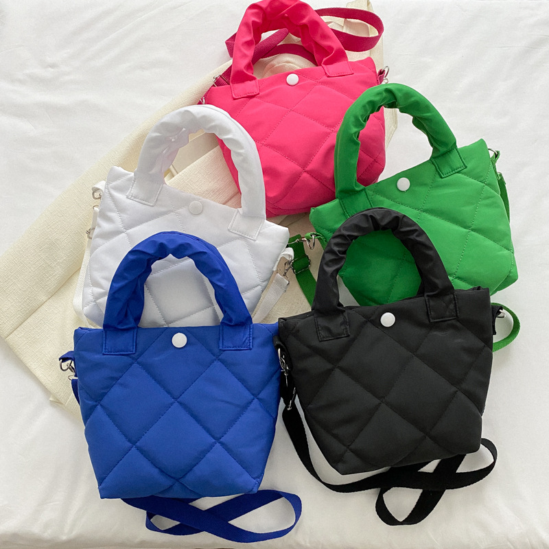 Bolso de moda simple de color sólido en invierno 2024 nuevo estilo de estilo estilo estilo de invierno de un solo hombro mochila bolso de cubo de agua casual