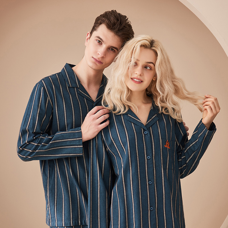 Conjunto de ropa de estar en casa para parejas de algodón puro para hombres y mujeres, pijamas con rayas verticales cepilladas, adecuados para paseos al aire libre y ocio, gruesos y cálidos.
