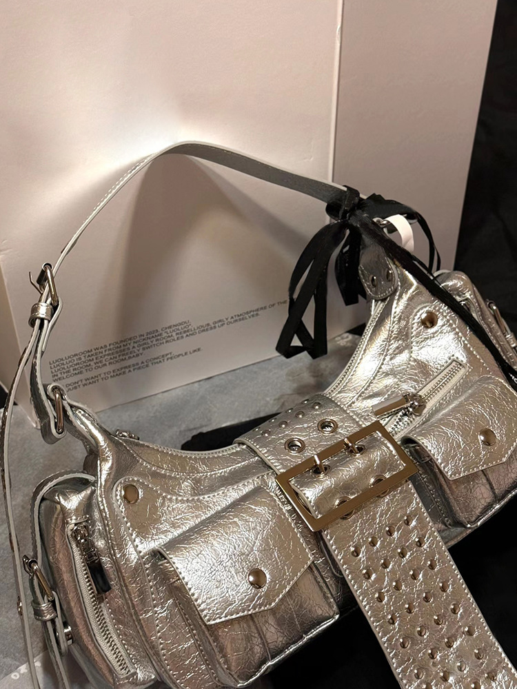 2024 Automne/Hiver Nouveau Doux Jubilé Fille Chaude Mode Métal Argent Moto Rivet Simple Épaule Aisselle Bandoulière_voghion.com