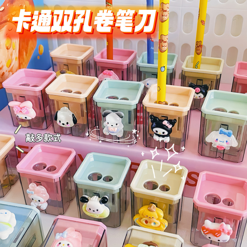 漫画の二重穴の学生のかわいい携帯の筆を回転する刀の子供の太い鉛筆は筆を削ります。|undefined