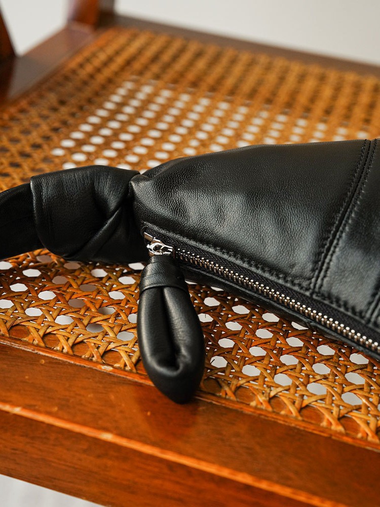 2025新型ネット紅羊角包羊皮餃子包真皮女包牛角包可讃包斜め掛け胸包