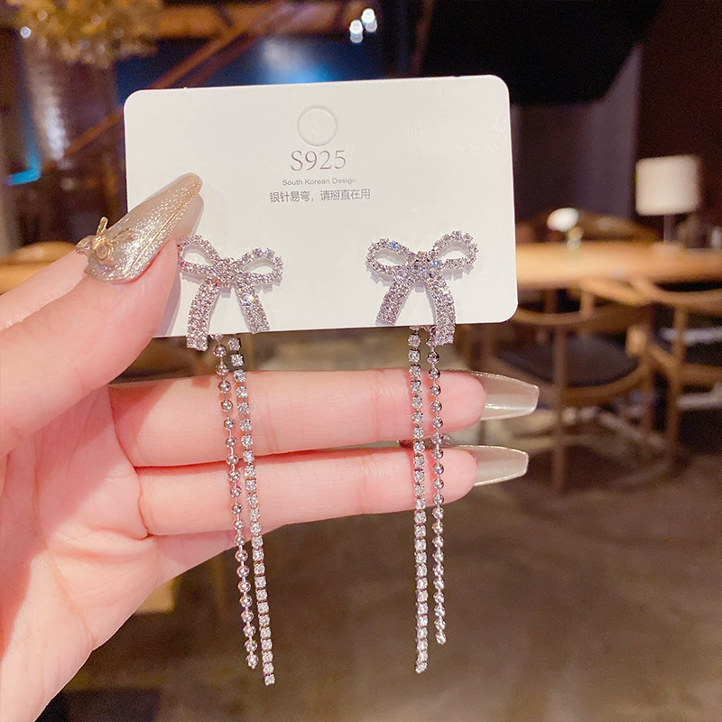 Серебряная игла с бантом, серьги, цепочка, пробы серебра 925, инкрустация бриллиантами, городской стиль, яркий запоминающийся стиль, обтягивающий