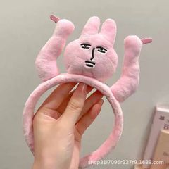 夏の新型のおかしなピンクのウサギの女性は前髪をつかんで髪のカチューシャを洗って化粧します。