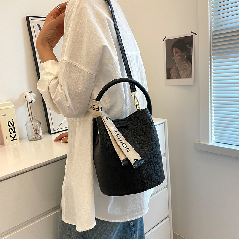 Cross-border 2025 otoño y invierno nuevo bolso de moda bolso de cubo de empalme bolso de mujer bolso de hombro bolso de moda