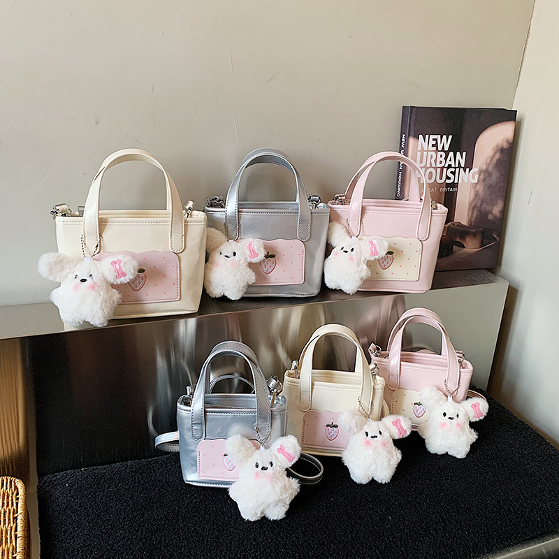 Bonita cesta de fresa pequeña bolsa de dibujos animados perros colgantes bolsas de hombro para hombres y mujeres nuevos accesorios para niños bolsas de moda coreana