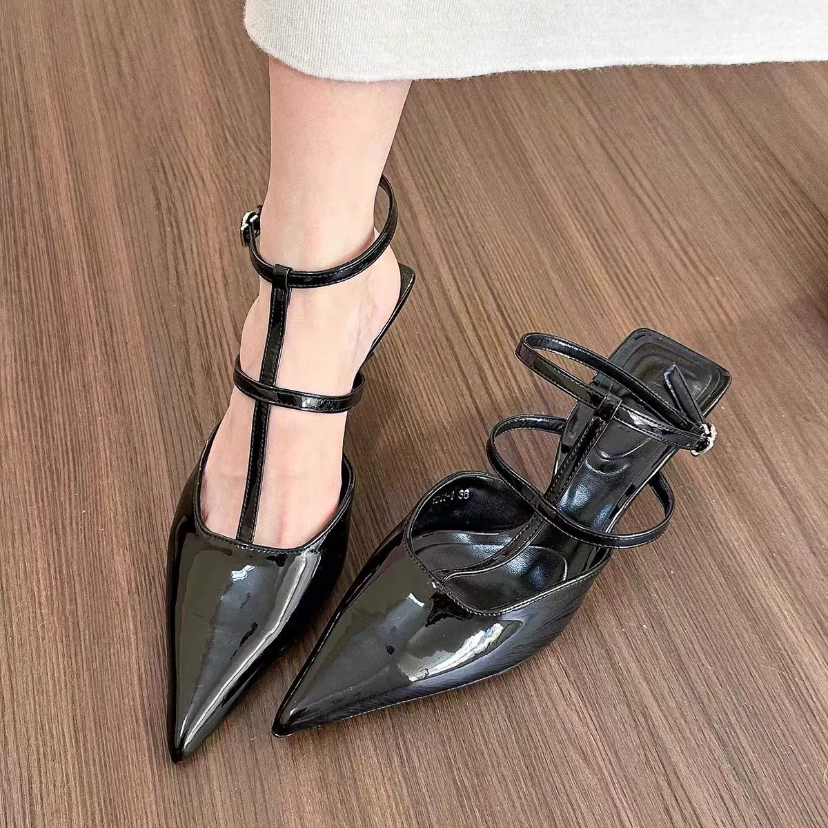 Летние обнаженные остроконечные крестоносные сандалии на высоком каблуке женские 2024 новые Т-образные ремни пустые римские пригородные сандалии