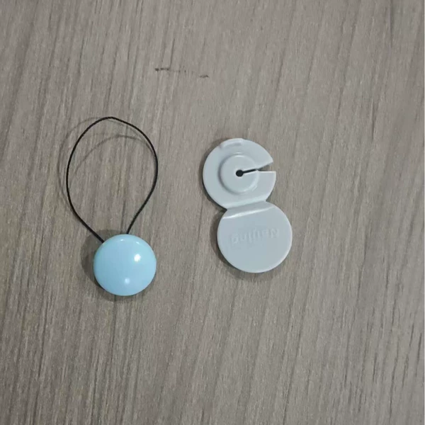 Glossy blue quilt fixing device with wires without thruster