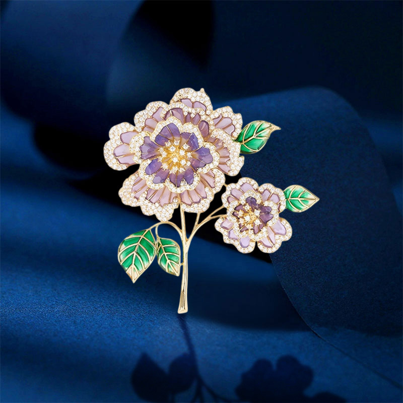 Elegant brooch