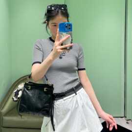 字母嵌花徽标修身短袖针织衫女26早春氛围感穿搭撞色条纹圆领上衣