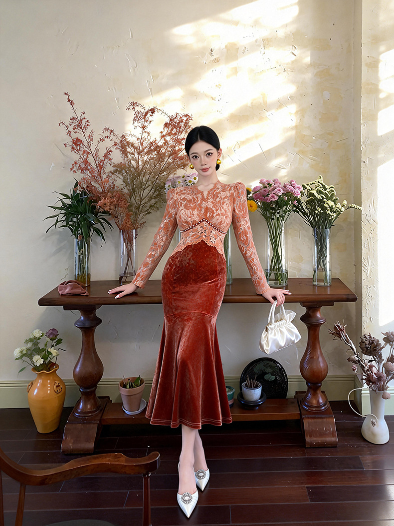 Đầm dài tay cổ V ren phối nhung ôm body nữ — nâu đỏ chi tiết 8