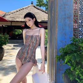 泳衣女2025连体比基尼复古条纹遮肉显瘦性感小胸聚拢温泉度假泳装