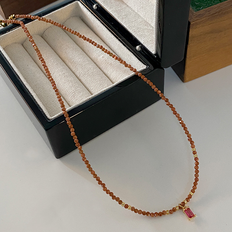 Collar con cuentas de ojo de tigre Maillard Cadena de suéter de otoño e invierno de alta calidad Acero de titanio Cadena de clavícula de piedra natural retro de lujo ligero