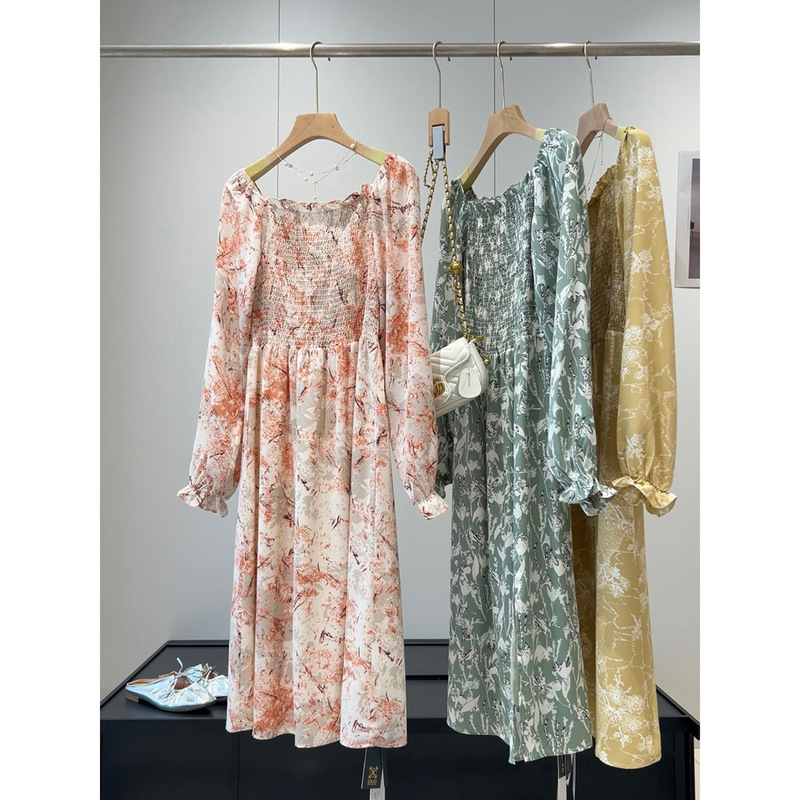 Elegant and stylish! High-end retro printed dress with slit, ruched design, slimming fit, French chiffon, and long sleeves