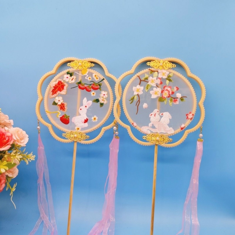 子供の新型古風団扇の漢服は刺繍の宮扇の円形の異形の扇子の観光地区を飾って写真を撮ります。|undefined