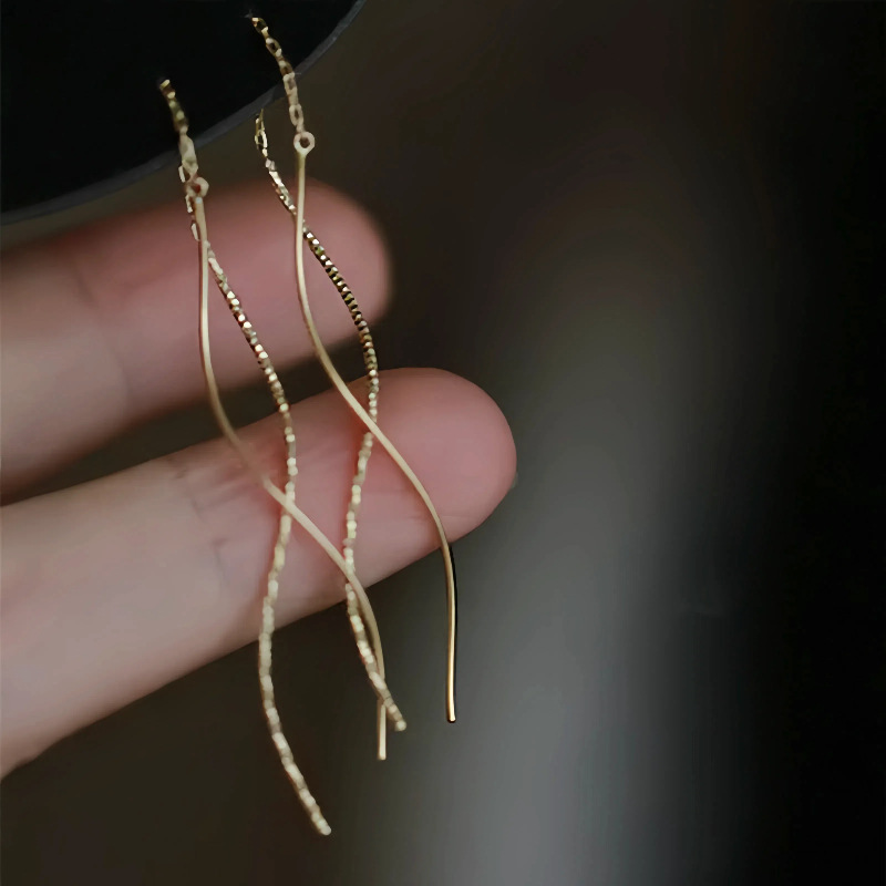 S925 plata esterlina chapada 14K oro ondulado curva de orejas bordilla línea de orejas temperamento femenino versátil en hadas viento pendientes de orejas