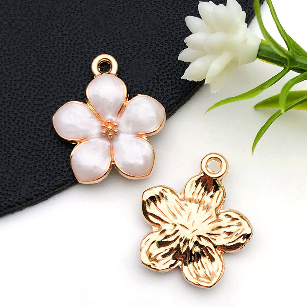 Colgantes de aleación con margarita y flor de cerezo esmaltadas