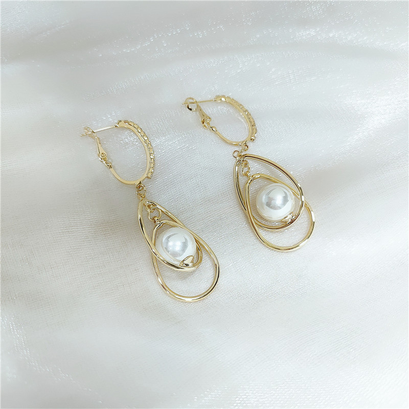 Korean Golden Geometric Pearl Earrings display picture 5