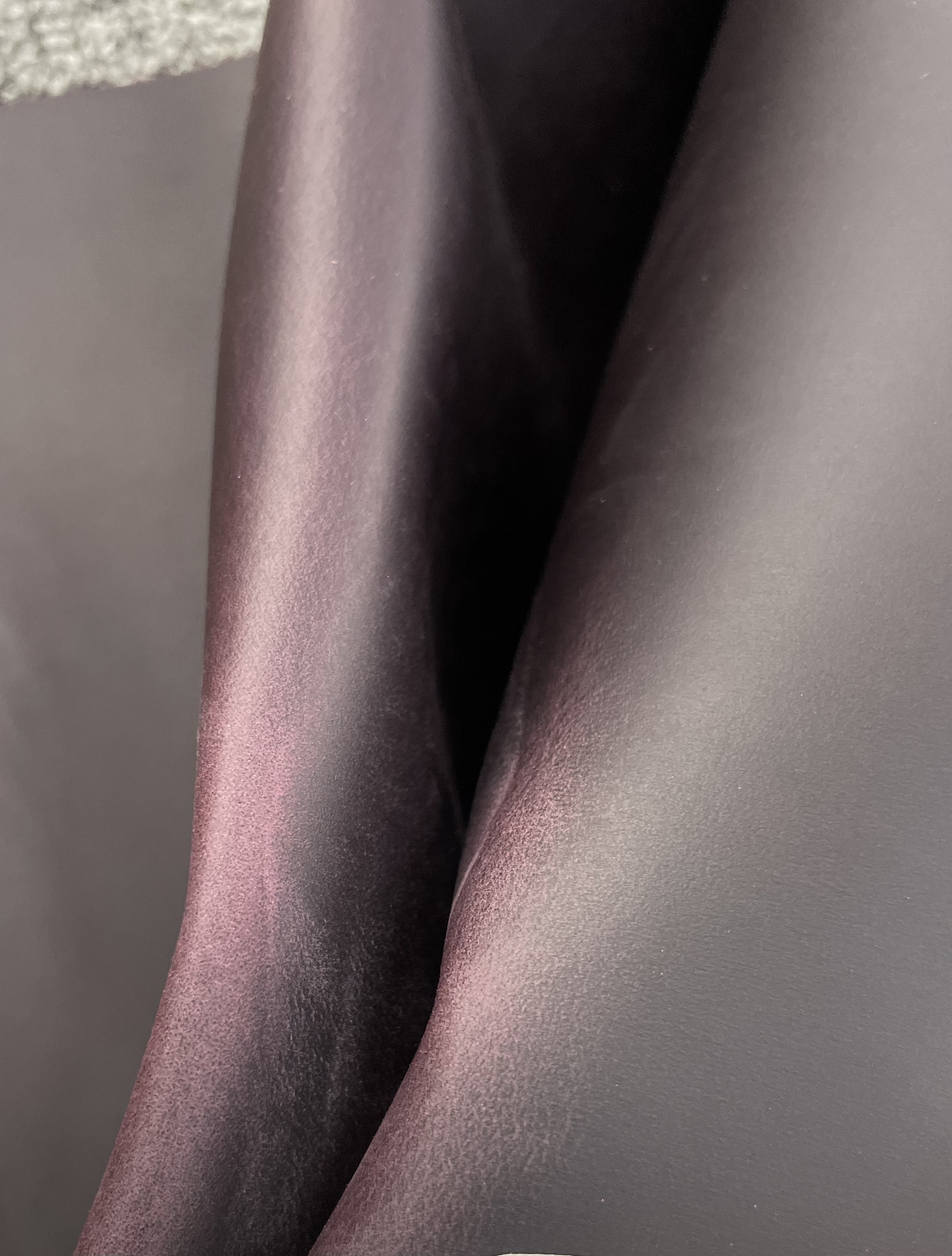 阳光皮料 进口ISA头层紫色疯马皮 手感略软 厚度1.3mm左右