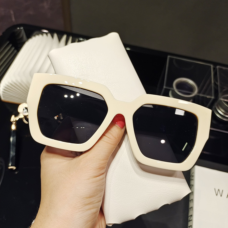 Simple Square Frosted Rough Frame Sunglasses Wholesale Nihaojewelry display picture 3
