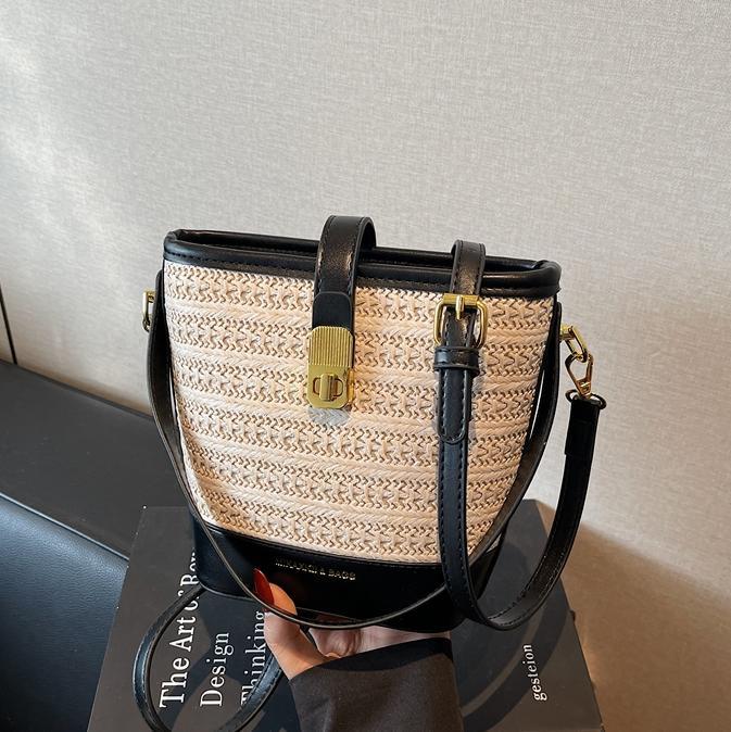 Bolso de cubo de paja de mano popular de verano 2025 nuevo bolso de mensajero tejido de vacaciones junto al mar con textura bolso femenino de todo fósforo
