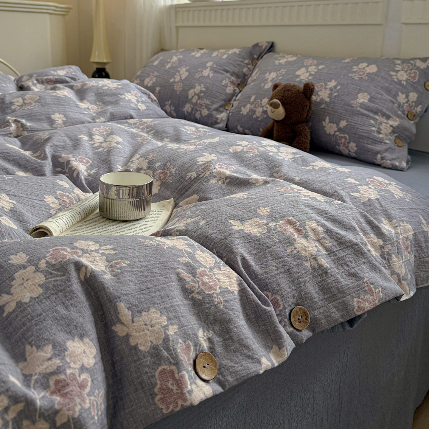 Classe A algodón bruto lino de cuatro piezas retrógrado botones de flores sábanas de algodón cubierta de cama de tres piezas conjunto de ropa de cama