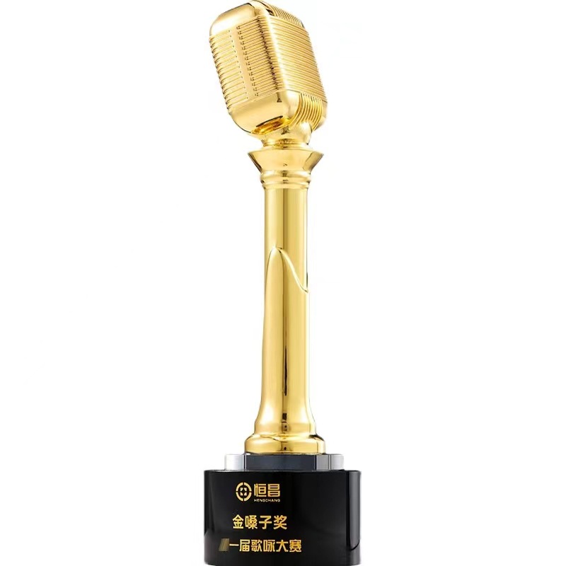 Notas musicales Trofeo de cristal Grabado Micrófono dorado Canto de micrófono Concurso de piano Anfitrión Discurso Buena voz