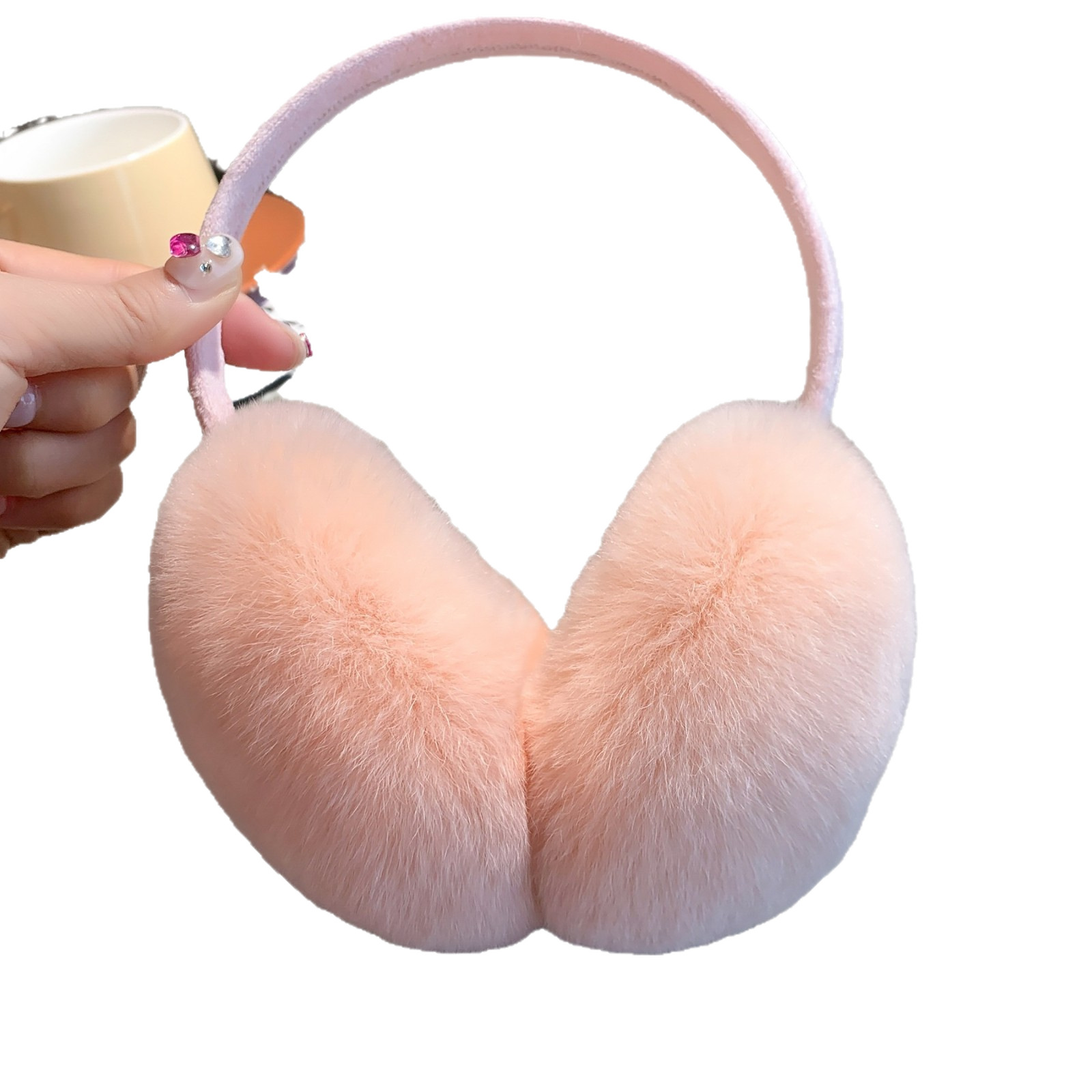 クリーム色のウサギの毛が可愛いです。耳当ては伸縮可能です。