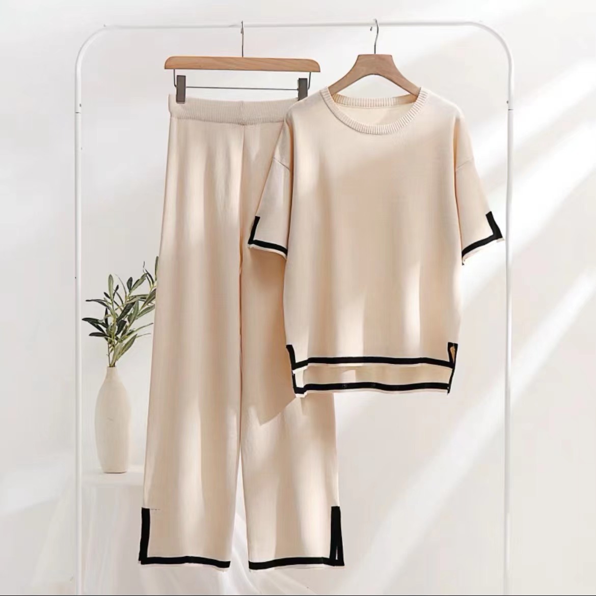 Traje de punto para mujer, estilo retro perezoso, top holgado de cuello redondo, pantalones ajustados de cintura alta, color de contraste, versátil, dos piezas a la moda_voghion.com