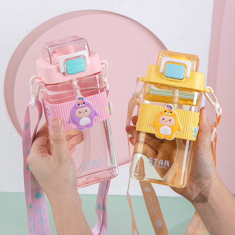 Taza de plástico cuadrada de huevo de alto valor facial, taza de agua de paja deportiva conveniente, taza de viaje conveniente y encantadora de gran capacidad.