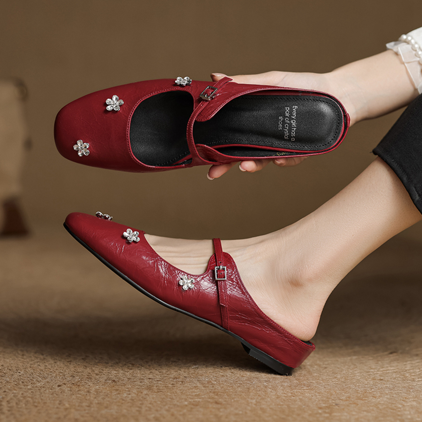 Sandal mule nữ gót thấp mũi kín đính đá pha lê màu rượu vang đỏ — Rượu vang đỏ