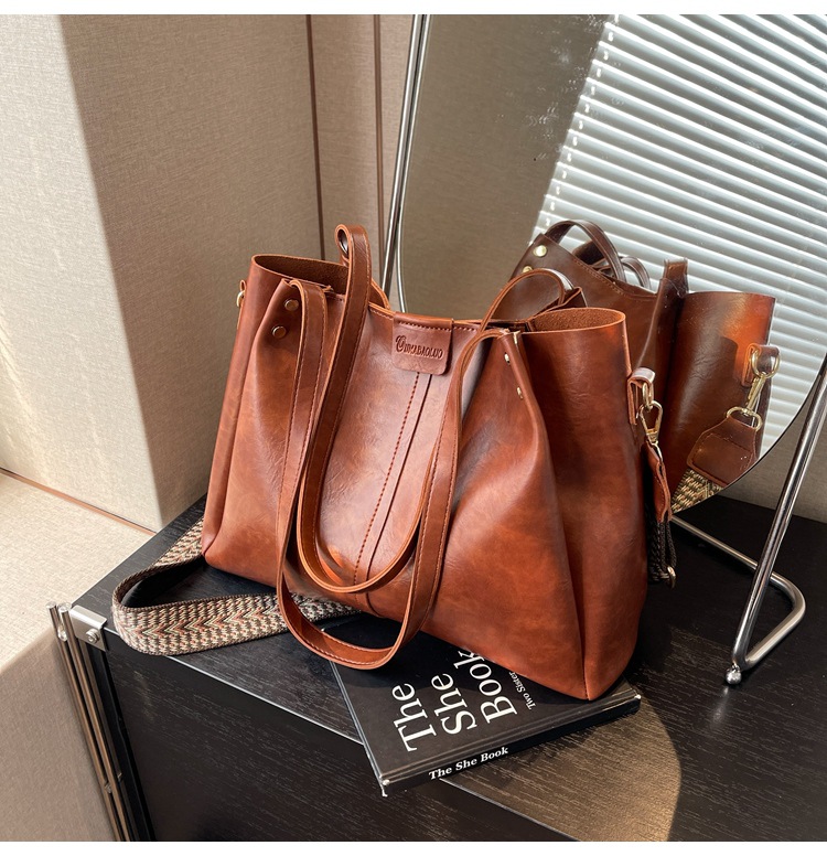 European and American retro large-capacity commuter tote bag 2024 new portable shoulder bag, textured wide shoulder strap messenger bag_voghion.com