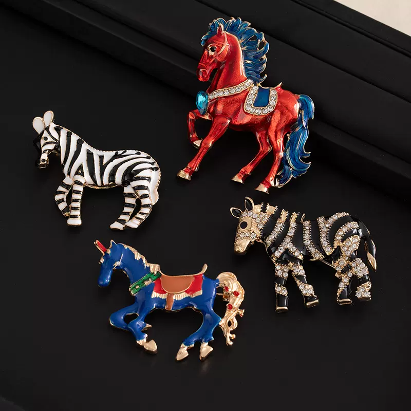 跨境新中式镶钻生肖马胸针高级感马到成功珐琅胸花领针西装配饰品