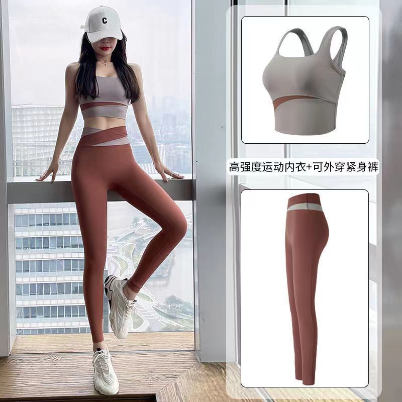 Nuevo juego de ropa de yoga de color de contraste para mujeres de verano red profesional para correr ropa de yoga de mujer rápida y seca con cojín de pecho