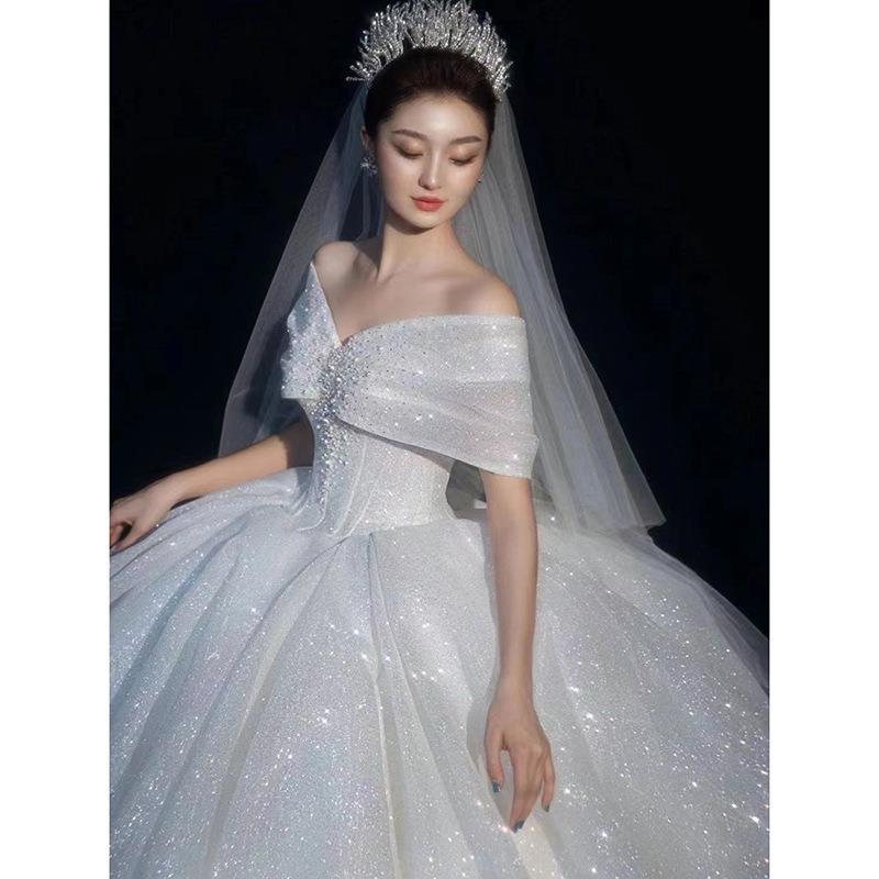 Off-hombro vestido de novia principal 2024 Nueva novia francesa pequeña corte retro Hepburn estilo cola grande hilo