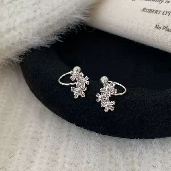 Three U-shaped threaded small flowers