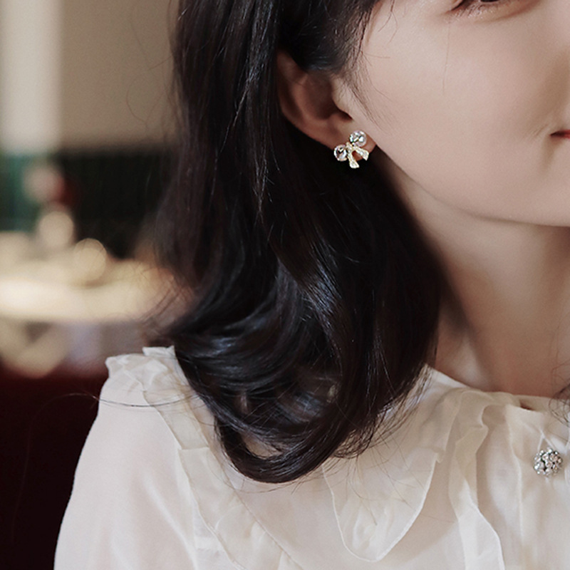 Korean Style Simple Diamond Butterfly Earrings display picture 1