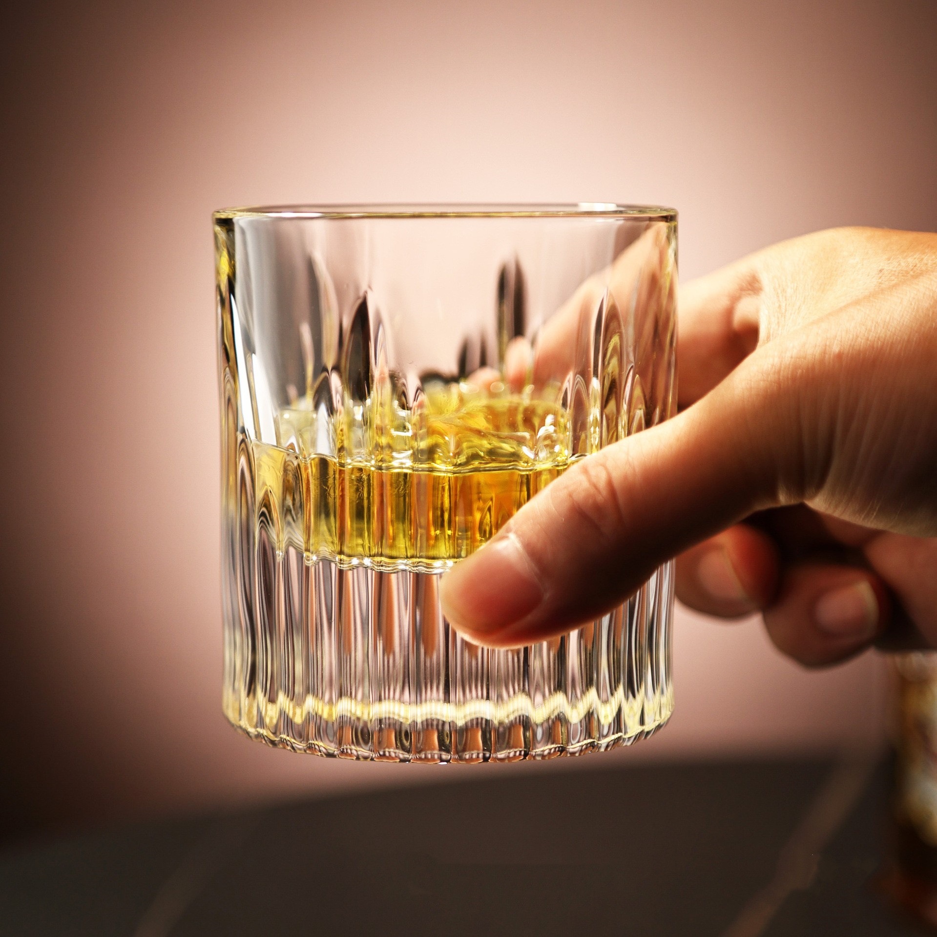 Vaso de whisky en relieve al por mayor con fondo grueso grabado vaso de vino de licores clásicos vaso de vidrio de bar casero