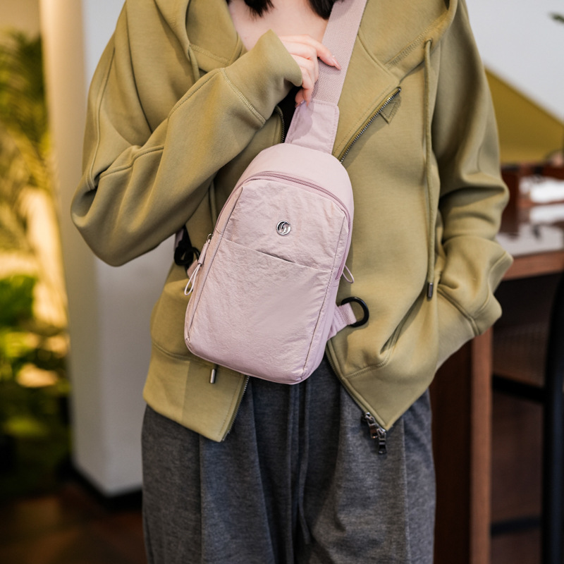 Bolso de pecho de moda para mujeres 2024 invierno nuevo tipo de bolso de mochila ligero de moda transfronteriza mochila deportiva pequeña bolsa de tramo inclinada