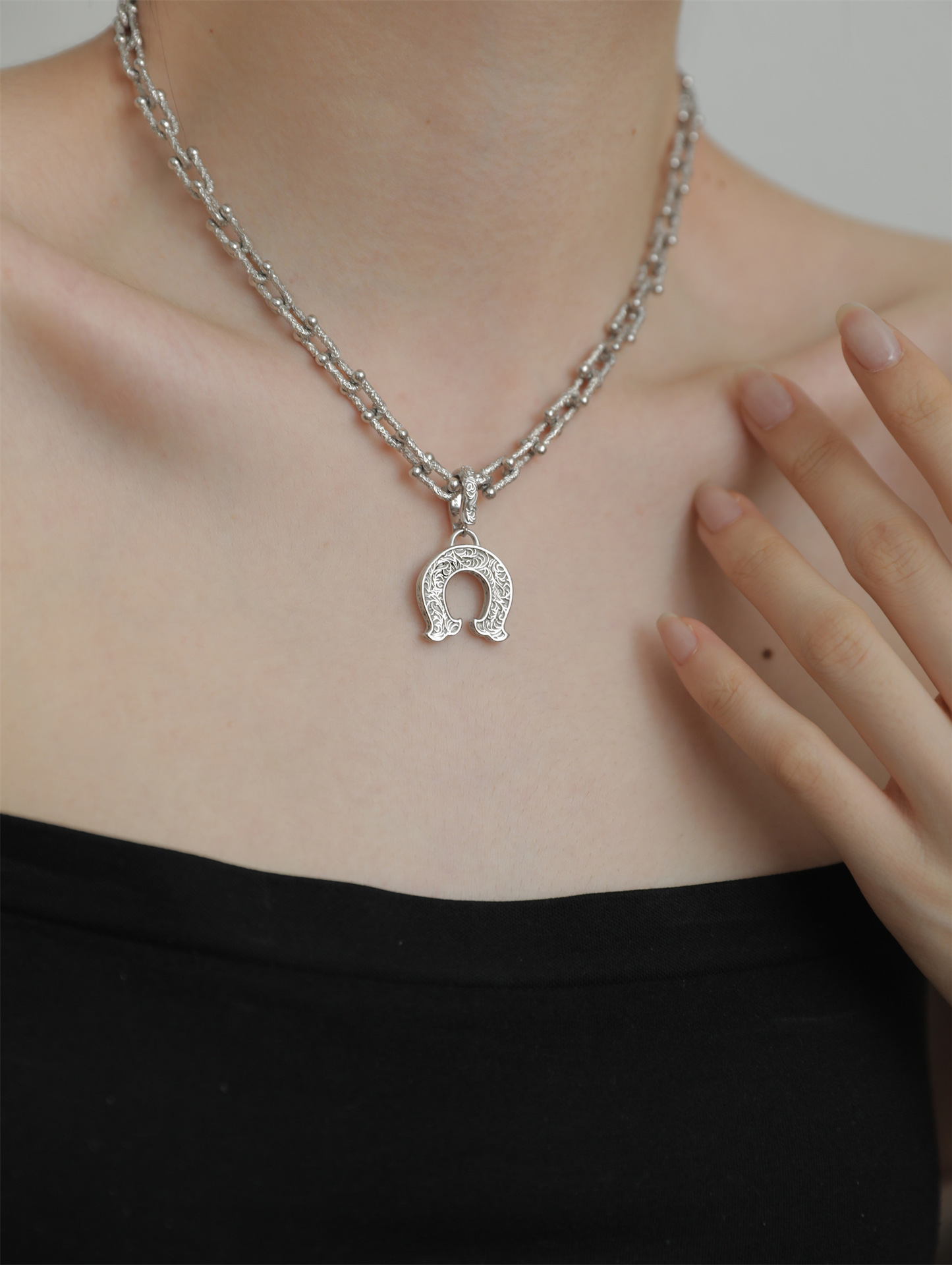 Ciondolo a ferro di cavallo design di nicchia alla moda nicchia di fascia alta stile trendy fresco_voghion.com