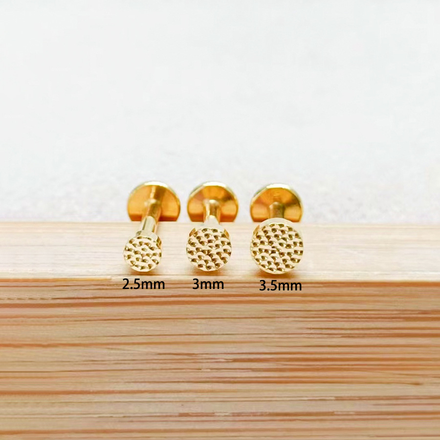 Clou d'oreille/de cartilage en alliage de titane F136, orné d'une fleur en zircon gravée, pour piercing lèvre ou oreille (filetage 0,9 mm). Vente en gros._voghion.com