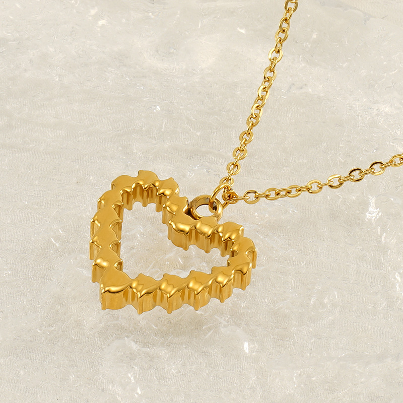 Nuevo collar de amor de acero inoxidable de lujo ligero europeo y americano, moda universal, colgante de oro en forma de corazón, cadena de clavícula para mujeres