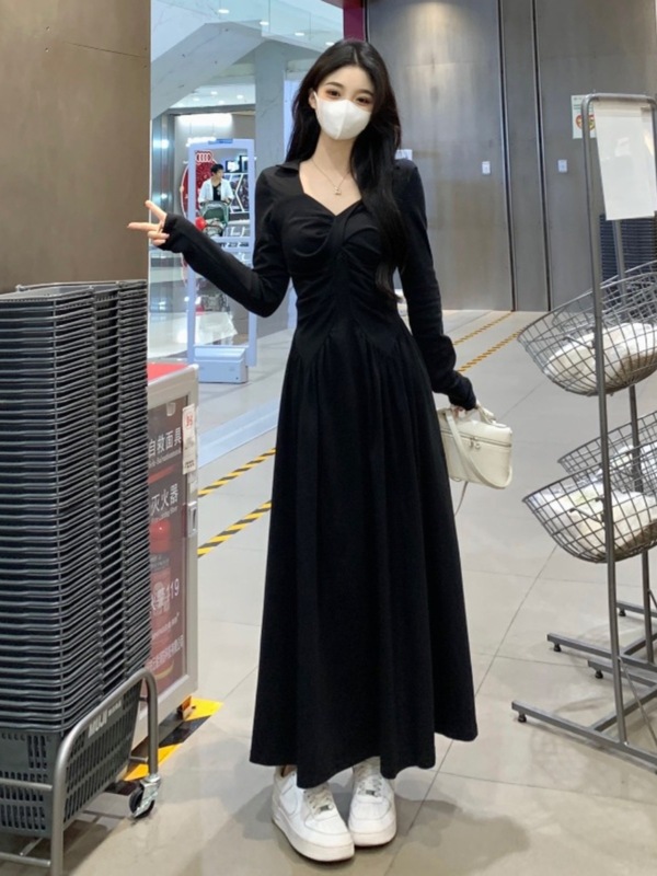 高级感赫本黑色V领长袖连衣裙秋季新款大码胖mm收腰显瘦垂感长裙|undefined