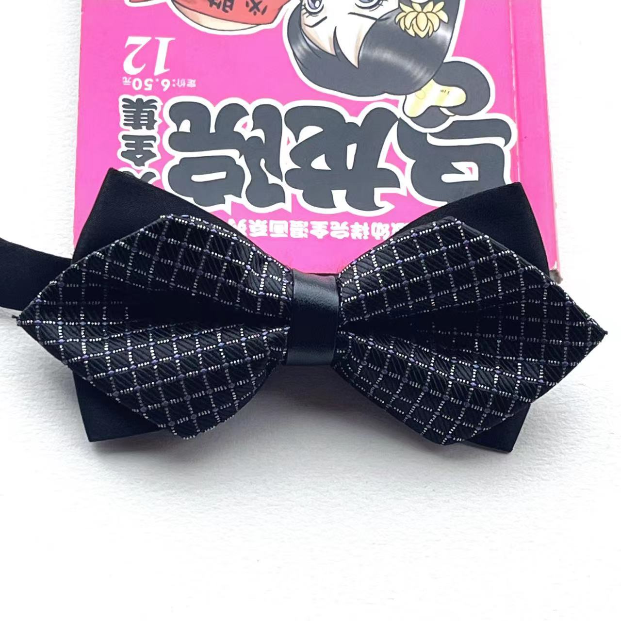 검은 보라색 격자 삼각형