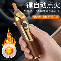 怠け者のタバコの口はライターを持っていますが、灰皿を捨てません。車の灰皿を移動します。