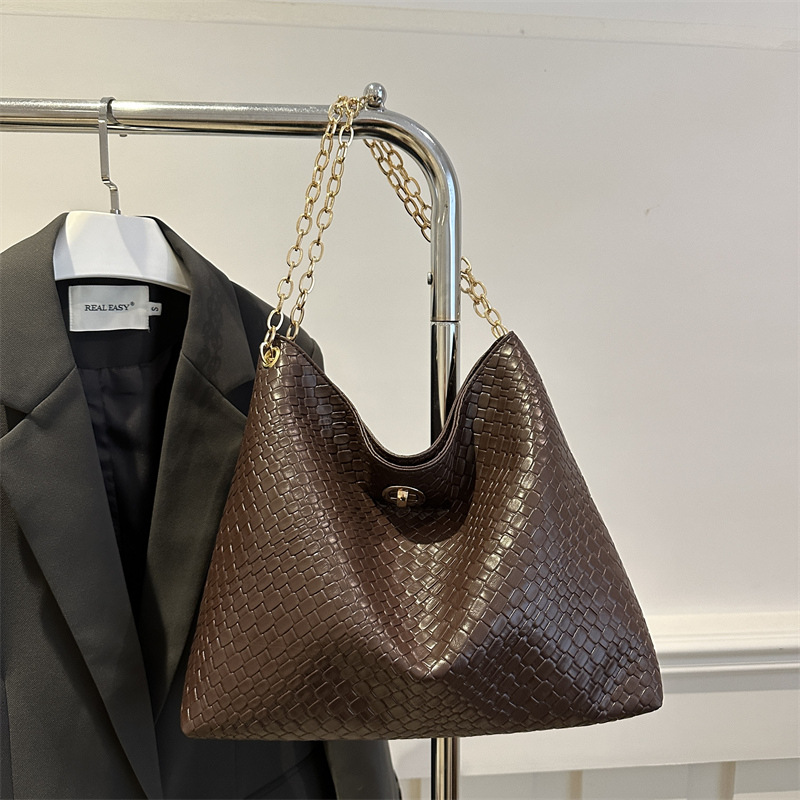 Moda coreana simple retro personalidad bolso de cadena de invierno 2024 nueva textura casual bolso de hombro axilar